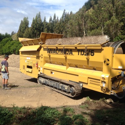 Mobile power screen arrives to remove all stone bigger than 16mm diameter